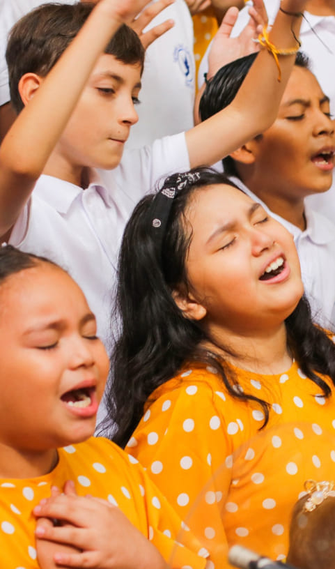 Coro de niños adorando
